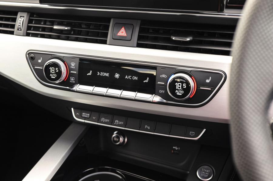 Детали интерьера Audi A4 40 TFSI S-Line (B9) 2019 года  (UK) (фото 7 из 31)